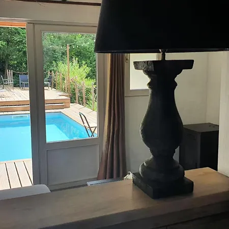 Avec Piscine Dans Un Cadre Verdoyant